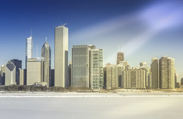 Downtown chicago zimní pohled s zamrzlé jezero — Stock fotografie