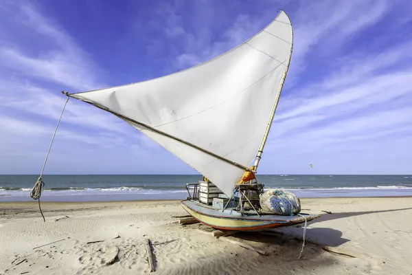 传统的小渔船，在巴西福塔莱萨海滩上 — 图库照片