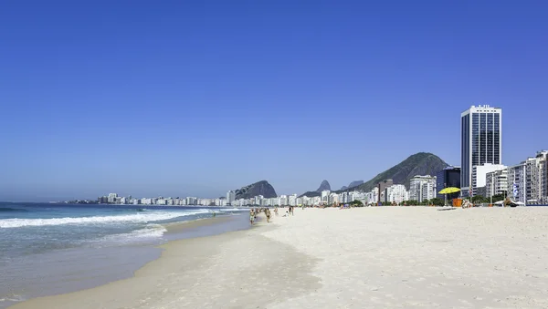 Strand van copacabana in Rio de Janeiro, Brazilië — Stockfoto