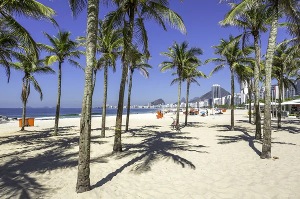 Playa de Copacabana con palmeras en Río de Janeiro — Foto de Stock