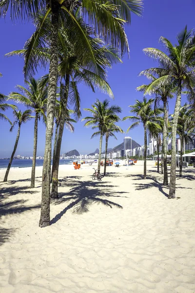 Praia de Copacabana com palmeiras no Rio de Janeiro — Fotografia de Stock