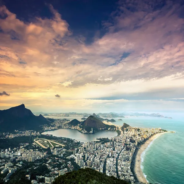 Vista aérea do pôr do sol do Rio de Janeiro, Brasil — Fotografia de Stock