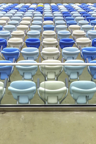 Assentos de estádio a cores vazios no estádio de futebol Maracana no Rio de Janeiro, Brasil — Fotografia de Stock