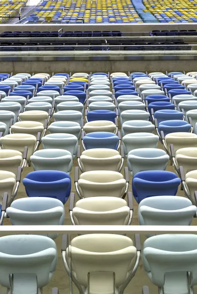 Χρώμα άδειο γήπεδο καθίσματα στο ποδοσφαιρικό στάδιο Μαρακανά στο Ρίο ντε Τζανέιρο, Βραζιλία — Φωτογραφία Αρχείου