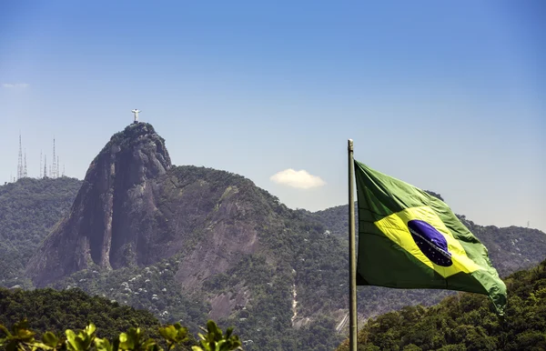 コルコバードのキリスト像リオデジャネイロ、ブラジルでブラジル国旗に対して — ストック写真