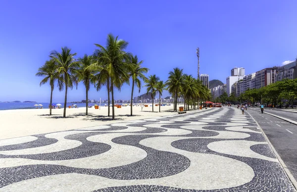 Copacabana plaża z palmami i chodnik w rio de janeiro, Brazylia — Zdjęcie stockowe