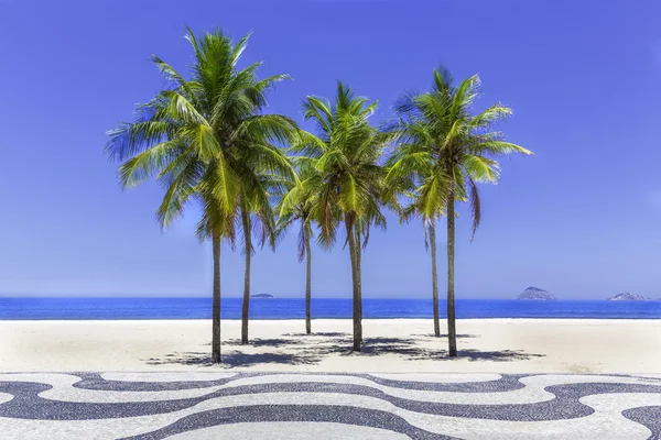 Pláž Copacabana s palmami a chodníku v rio de janeiro, Brazílie — Stock fotografie