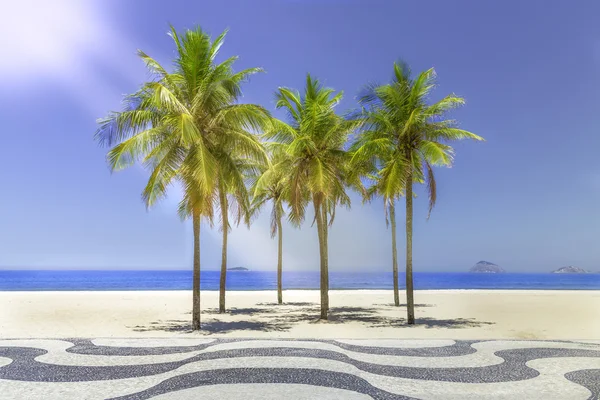 Słońce świeciło na chodniku plaży copacabana w rio de janeiro — Stockfoto