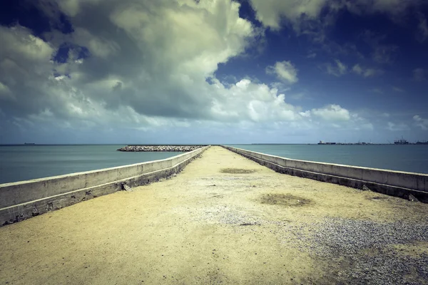 Stenen pier op het strand van fortaleza, Brazilië — Stockfoto