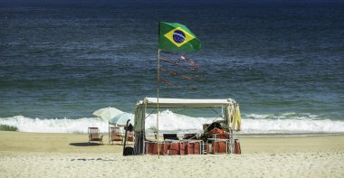 CopacabanaPlajı rio de Janeiro, Brezilya Brezilya bayrağı ile
