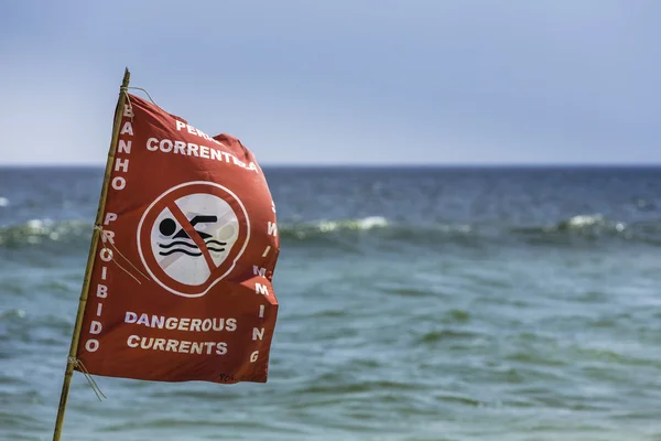 在里约热内卢，巴西的危险电流海滩标志 — 图库照片