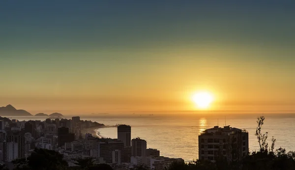 Salida del sol sobre el horizonte de Río de Janeiro —  Fotos de Stock