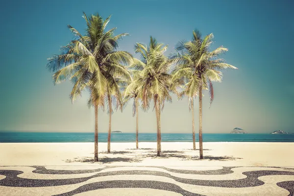 Palme sulla spiaggia di Copacabana a Rio de Janeiro — Foto Stock