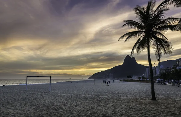 Pôr do sol na praia de Ipanema, no Rio de Janeiro, Brasil — Fotografia de Stock
