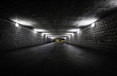 Geceleri boş karanlık tünel