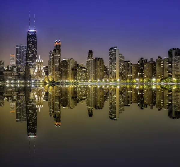 Downtown chicago magnificent mile nattetid — Stockfoto