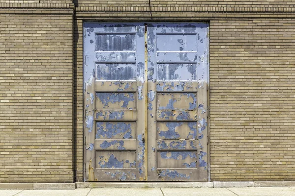 Industrial porta de garagem velha — Fotografia de Stock