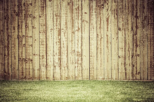 草の床と木製のフェンス — ストック写真