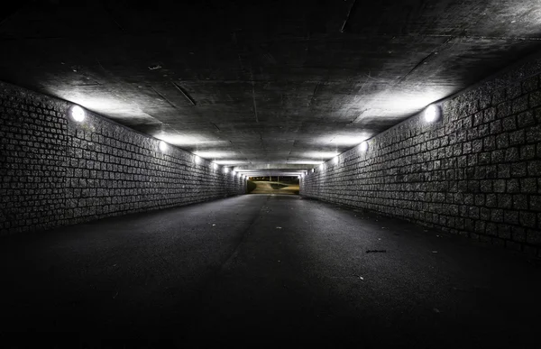 Tom mörk tunnel på natten — Stockfoto