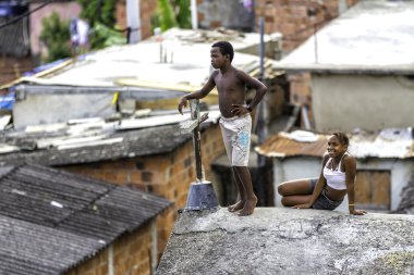 Rio de Janeiro çatıda çocuk