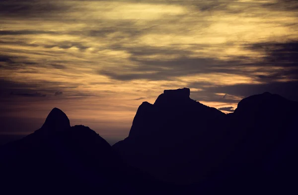 Solnedgång över bergen i rio de janeiro, Brasilien — Stock fotografie