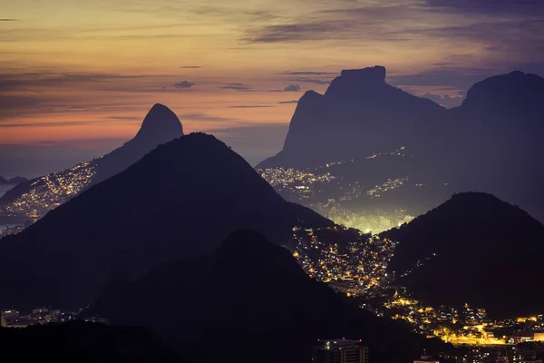 Zachód słońca nad górami w rio de janeiro, Brazylia — Zdjęcie stockowe