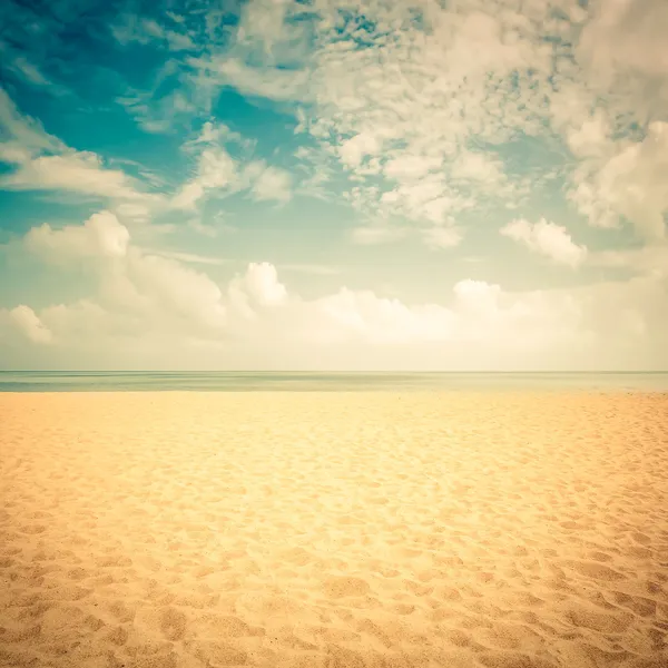 Sunshine on empty beach - vintage look — Stock Photo, Image