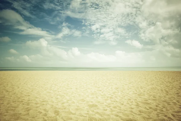 Солнечный свет на пустом пляже — стоковое фото