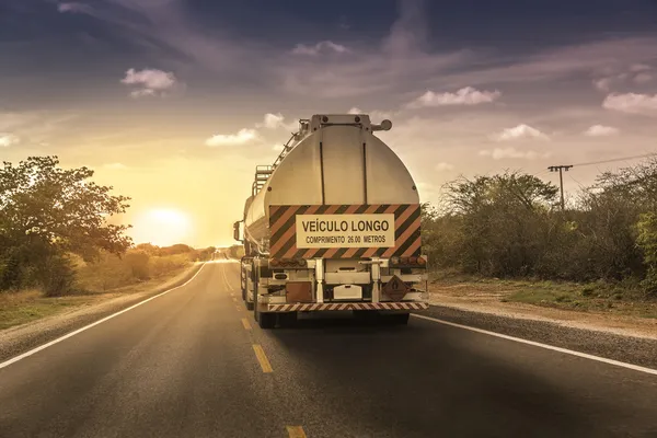 Camion surdimensionné avec remorque dans le nord du Brésil — Photo