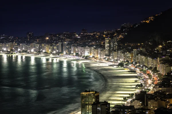 Пляж Копакабана ночью в Рио-де-Жанейро, Бразилия — стоковое фото