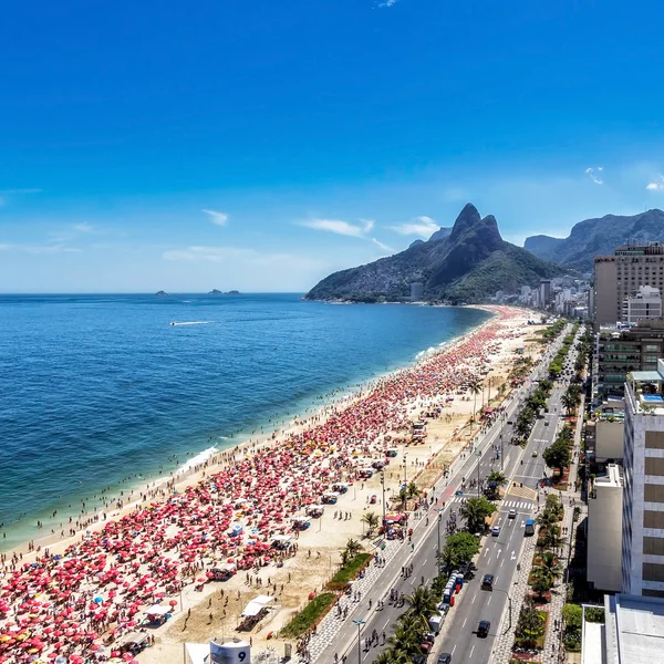Dia quente na praia de Ipanema, no Rio de Janeiro — Fotografia de Stock