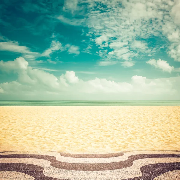 Zon op lege copacabana beach, rio de janeiro - vintage look — Stockfoto