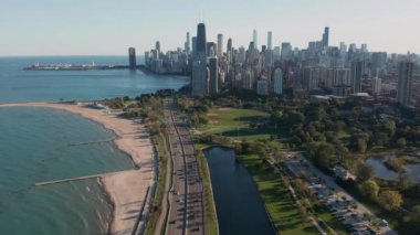 Michigan Gölü 'nün üzerinden Chicago' ya doğru uçuyor. Ufukta gökdelenler, güneşli açık bir gün