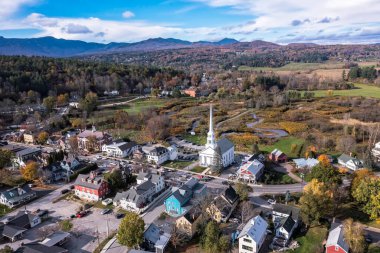 Vermont 'taki sevimli Stowe kasabasının hava manzarası. Arka planda Mansfield Dağı ve Spruce Tepesi