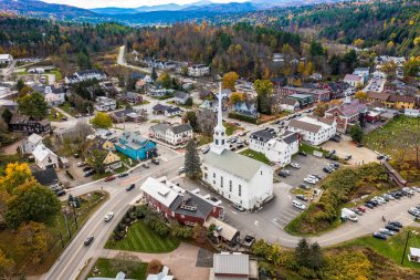 Stowe, Vermont kayak kasabasındaki küçük sevimli topluluk kilisesinin hava manzarası.