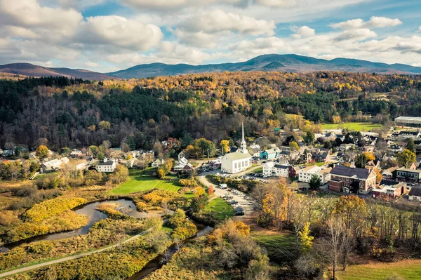 Letecký Pohled Okouzlující Městečko Stowe Vermontu Hory Podzimními Vícebarevnými Stromy — Stock fotografie