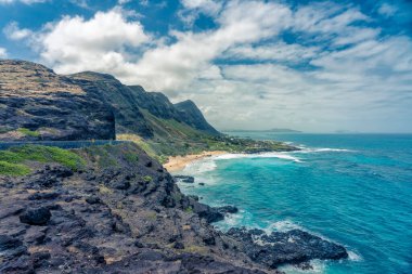 Okyanus manzaralı Makapuu Sahili, sahil yolu, Oahu, Hawaii. Kayalık kayalar