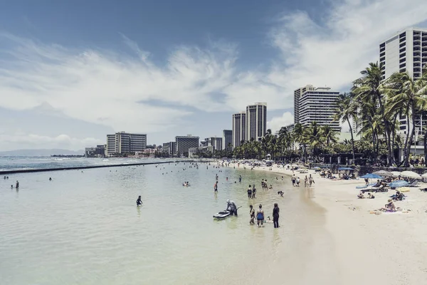 People Relaxing Waikiki Beach Sand Palm Trees Honolulu Hawaii — Photo