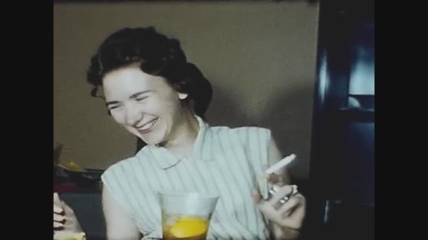 Калифорния Сша Июнь 1957 Пара Молодых Людей Шутят Дома — стоковое видео