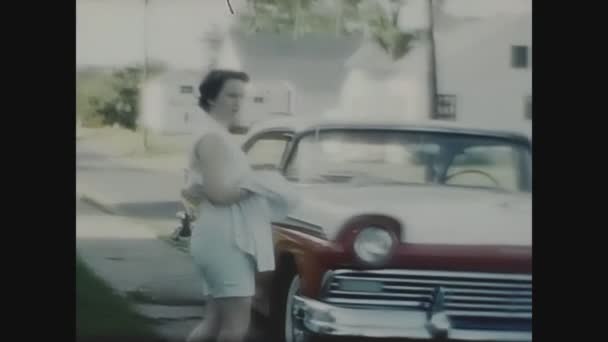 カリフォルニア州1957年 昭和32年 50代女性が車に乗る — ストック動画