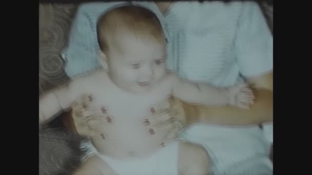 California Usa Junio 1957 Bebé Sostenido Por Madre Sofá Los — Vídeos de Stock