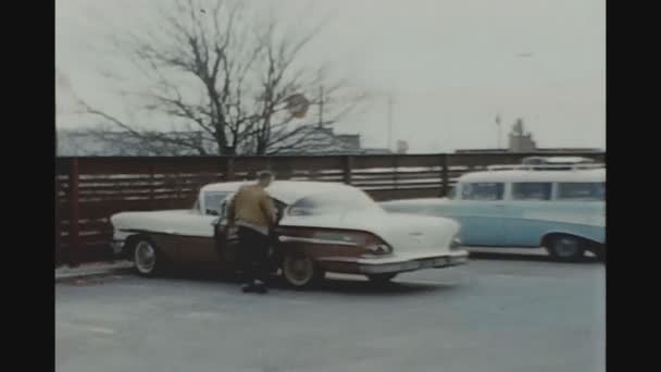 カリフォルニア州1957年6月 50代の男性が駐車場に車で入る — ストック動画