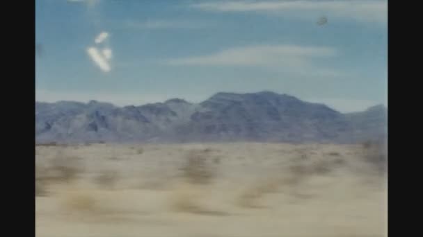 1957年6月 美国加利福尼亚 50年代加州沙漠街道旅行 — 图库视频影像