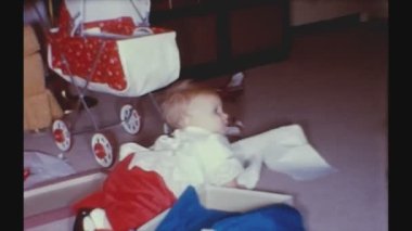 Şubat, Birleşik Devletler 1961: 60 'larda aile ve bebekle evde geçirilen Noel anları ve ağacın altında hediyeler