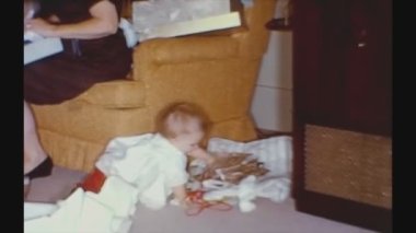 Şubat, Birleşik Devletler 1961: 60 'larda aile ve bebekle evde geçirilen Noel anları ve ağacın altında hediyeler