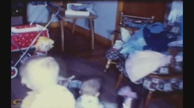 Şubat, Birleşik Devletler 1961: 60 'larda aile ve bebekle evde geçirilen Noel anları ve ağacın altında hediyeler