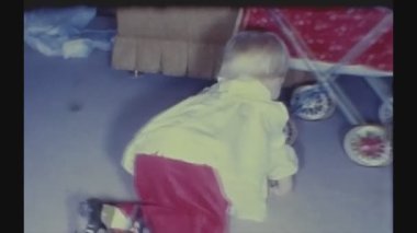 Şubat, Birleşik Devletler 1961: 60 'larda aile ve bebekle evde geçirilen Noel anları ve ağacın altında hediyeler