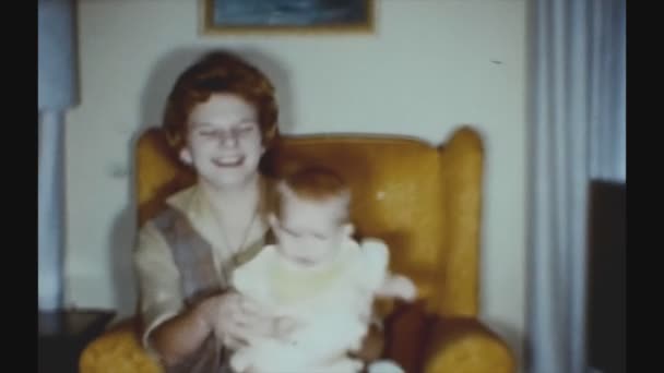 Dallas Estados Unidos Diciembre 1941 Mamá Juega Con Bebé Sala — Vídeo de stock