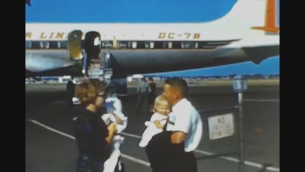 Memphis Usa Juni 1958 Familie Stapt Het Vliegtuig Jaren — Stockvideo