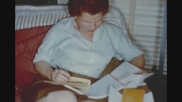 1958年 昭和33年 6月アメリカ ダラス家のおばあちゃんが50代のメモを書く — ストック動画
